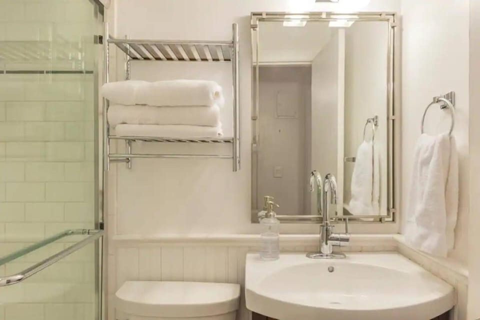 Toilet, Bathroom, towels