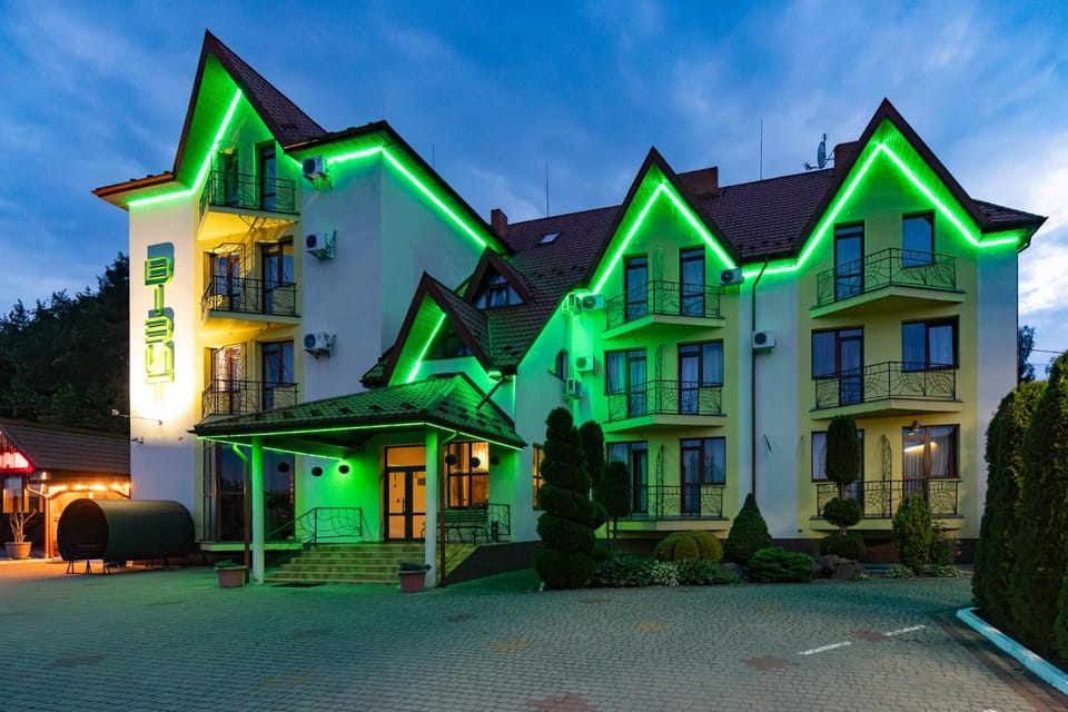 Property building, Restaurant/places to eat, Breakfast
