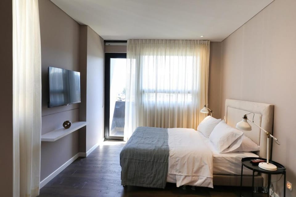 Bed, TV and multimedia, Balcony/Terrace, Photo of the whole room, Bedroom