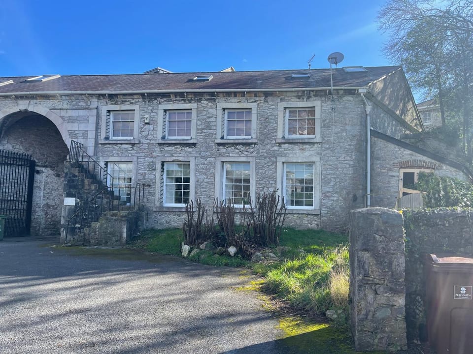 NEW, STYLISH & SPACIOUS GROUND FLOOR Mews Apartment in Plymouth