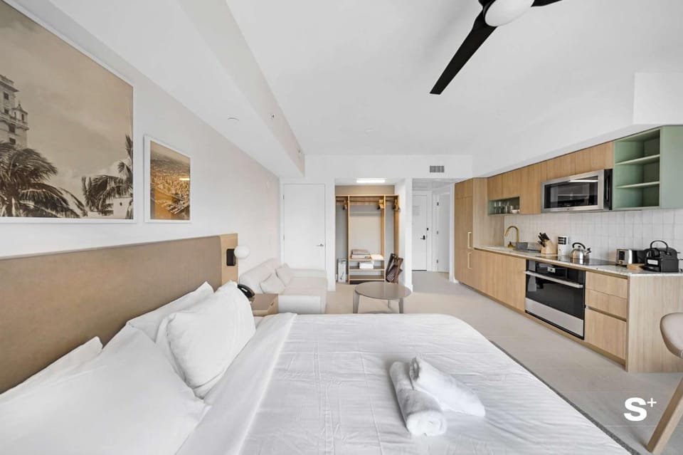 Bed, Kitchen or kitchenette, Photo of the whole room, Seating area