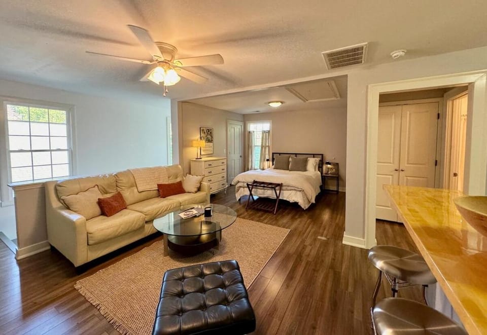 8 min to UGA NEW Lake Loft Apt near downtown Athens at UGA free wifi and coffee House in Athens