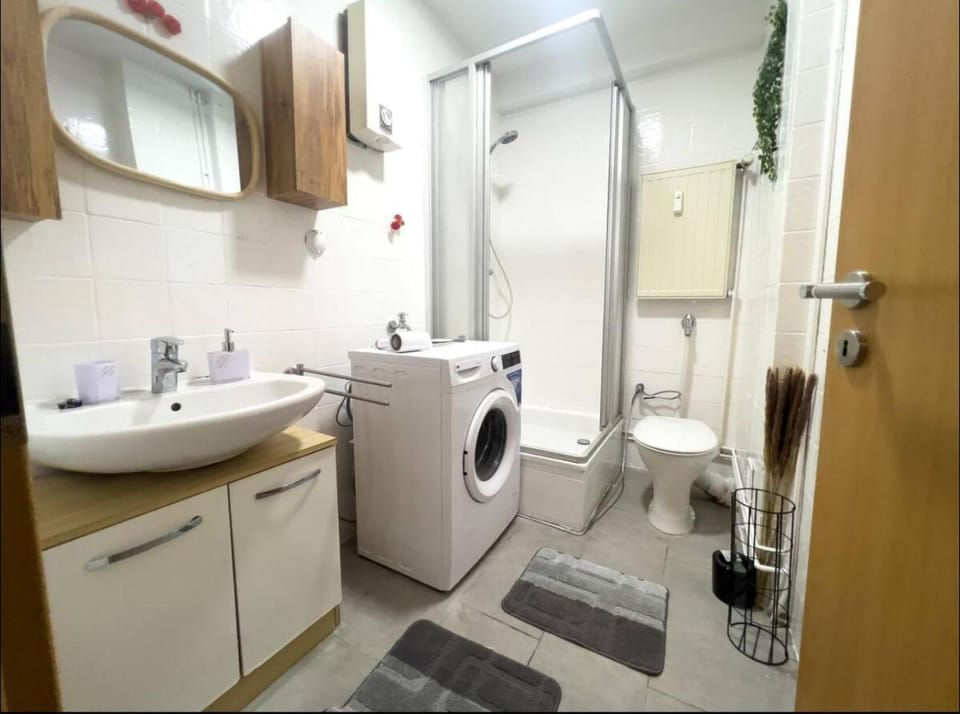 Shower, Toilet, Bathroom, Bath, towels, washing machine