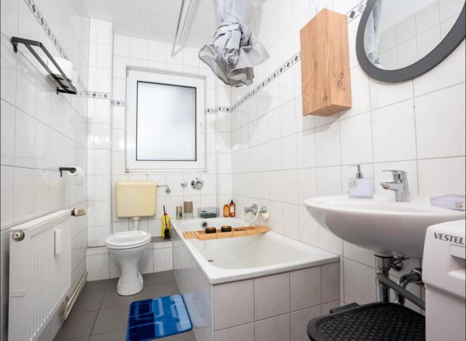 Shower, Toilet, Bathroom, Bath, towels
