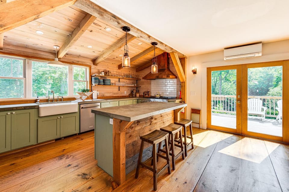 Walkable North Woodstock Home on Main Street! House in Woodstock