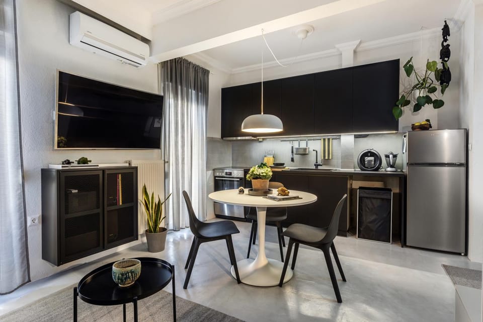 Kitchen or kitchenette, Dining area, oven, air conditioner