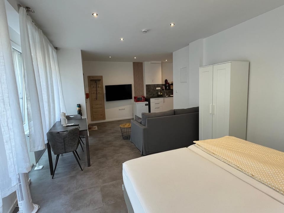 TV and multimedia, Photo of the whole room, Seating area, Dining area, wardrobe