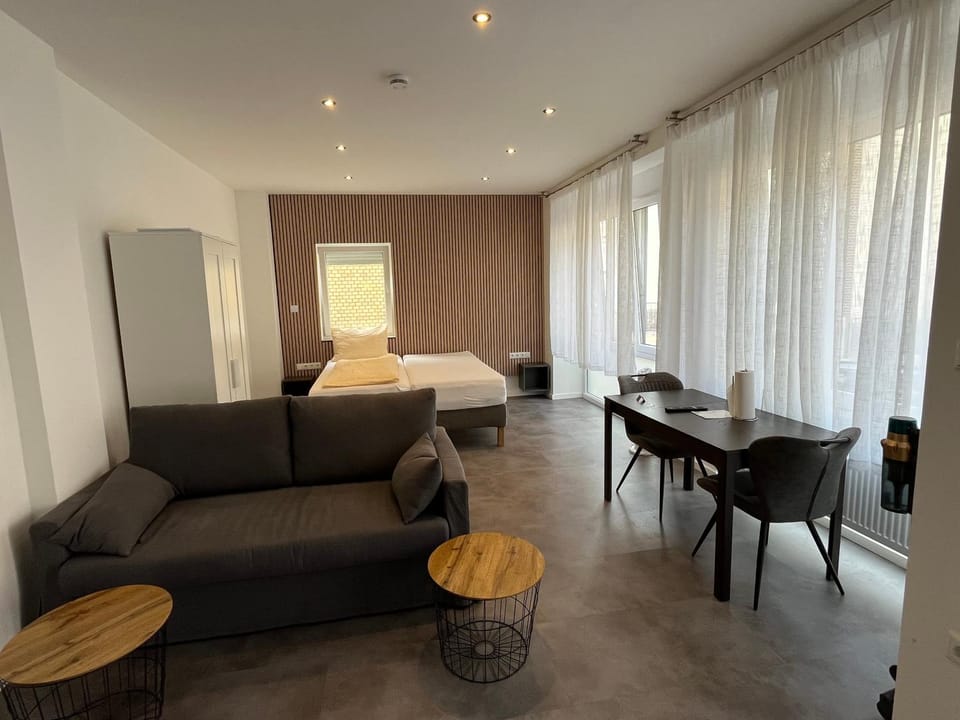 Bed, Photo of the whole room, Seating area, Dining area, Bedroom