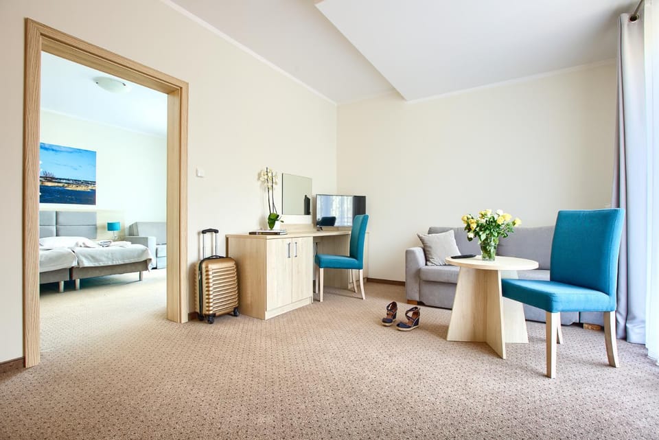 TV and multimedia, Photo of the whole room, Decorative detail, Seating area, Bedroom