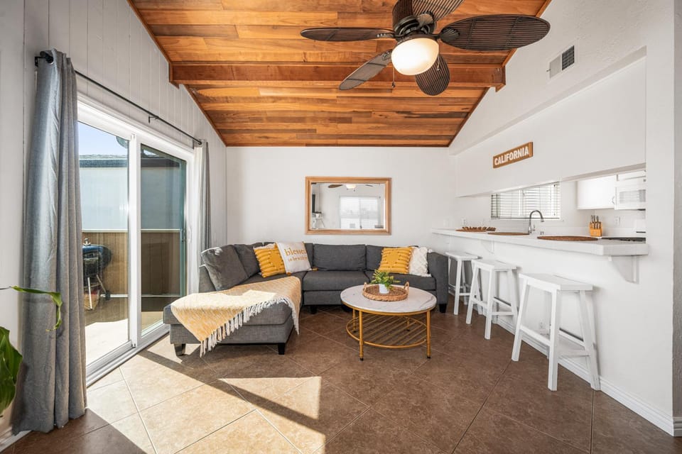 3BR Home Steps from Shops, Pier and Beach House in Balboa Peninsula