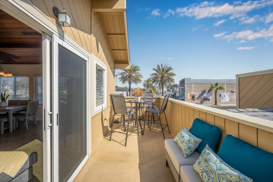 3BR Home Steps from Shops, Pier and Beach House in Balboa Peninsula