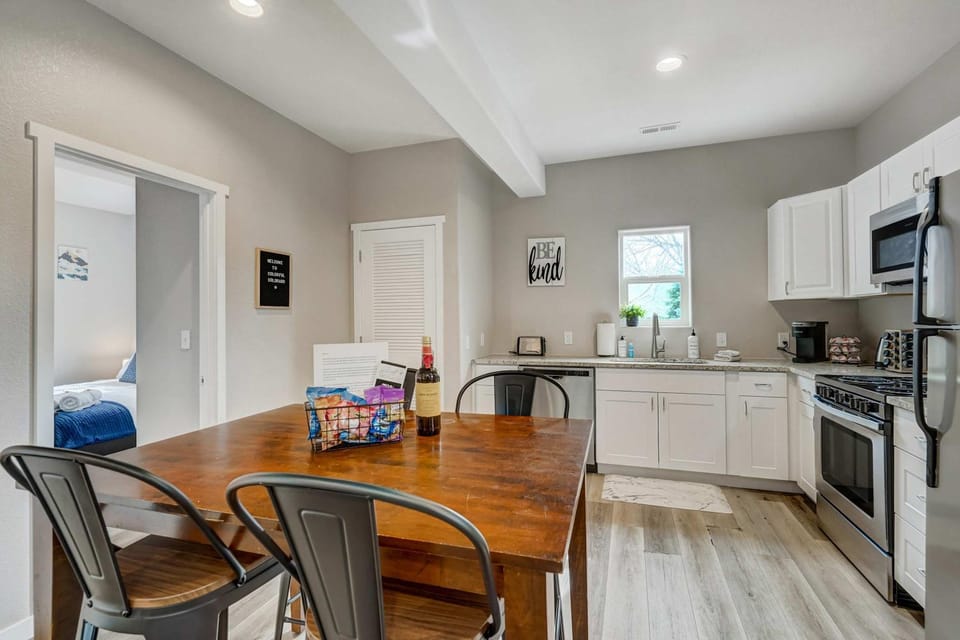Parkside Ridge Cozy Escape w Hot Tub & Views House in Monument