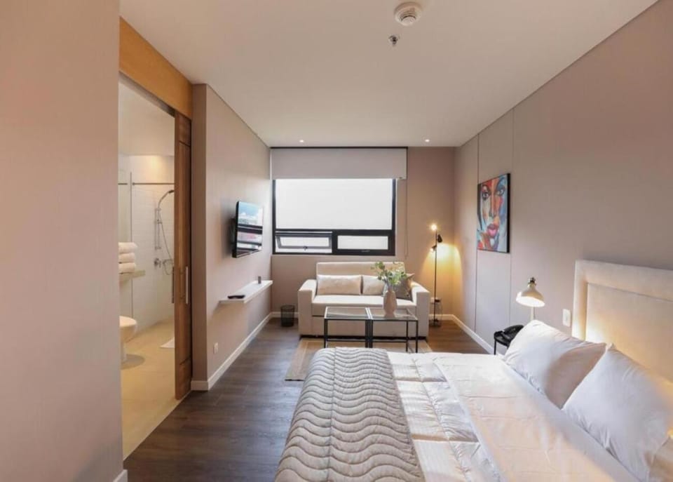 Bed, Bathroom, TV and multimedia, Living room, Seating area, Bedroom