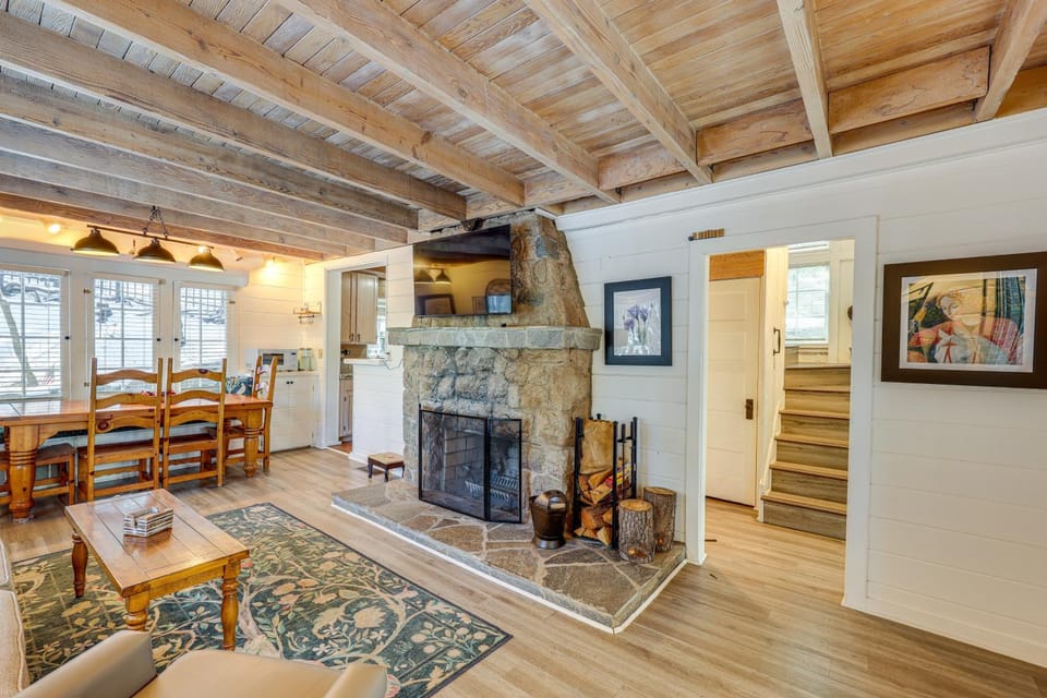 Walkable Green Gables Cottage in Lake Arrowhead House in Lake Arrowhead