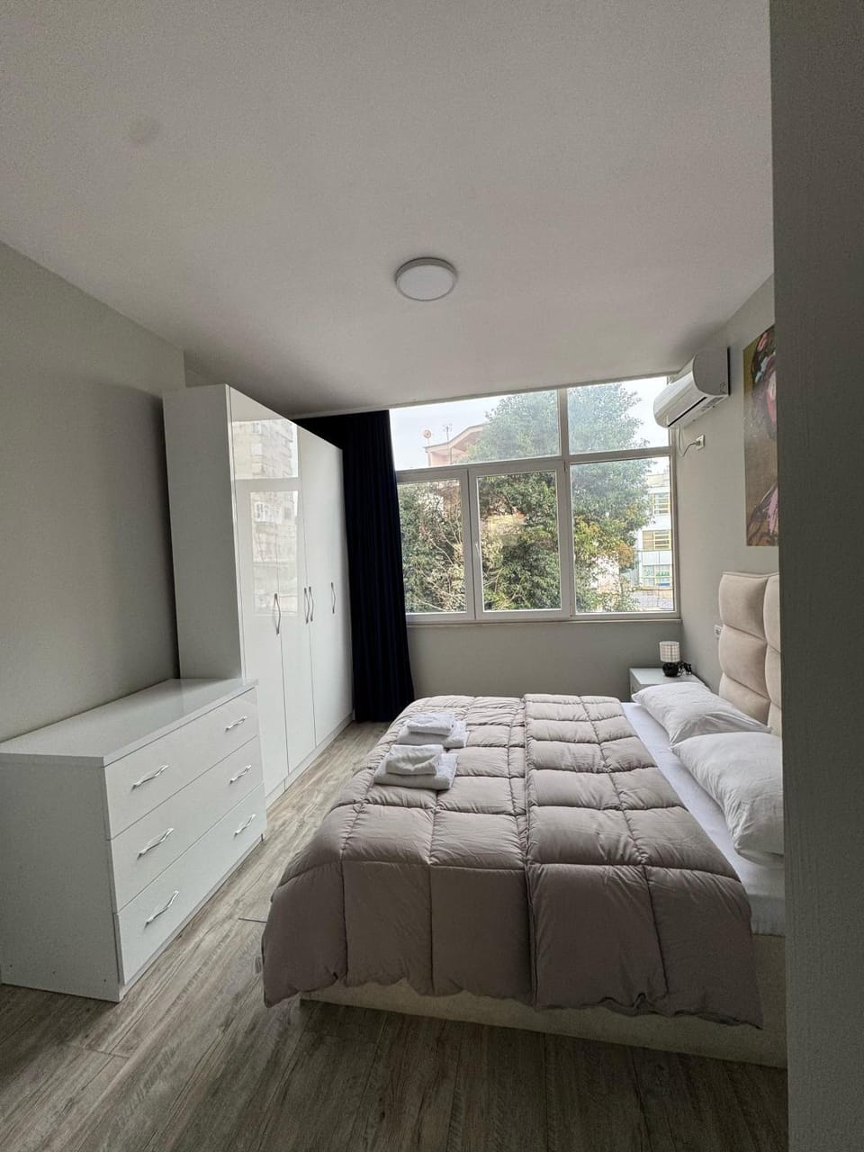 Bed, Living room, Photo of the whole room, Seating area, Bedroom