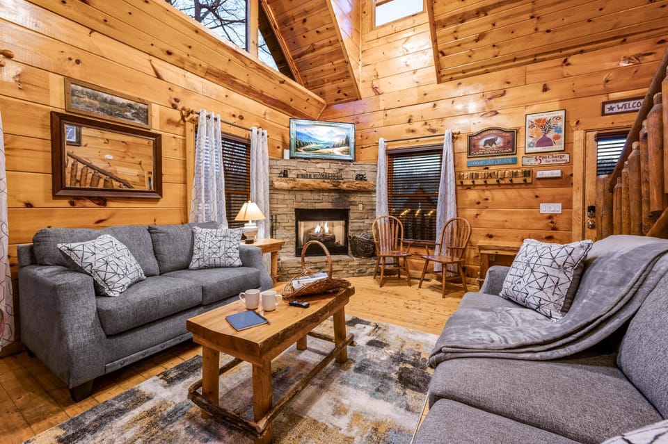 Bearadise-Private Hot Tub Cabin with 2 LED Decks, Pool Table, Board Games and Wet Bar Cabin in Gatlinburg