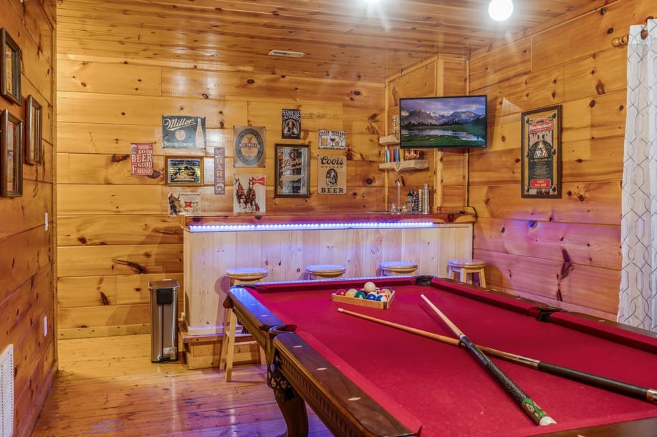 Bearadise-Private Hot Tub Cabin with 2 LED Decks, Pool Table, Board Games and Wet Bar Cabin in Gatlinburg