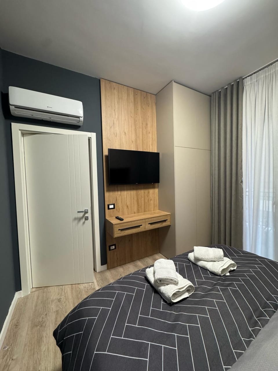 TV and multimedia, Photo of the whole room, Bedroom, towels