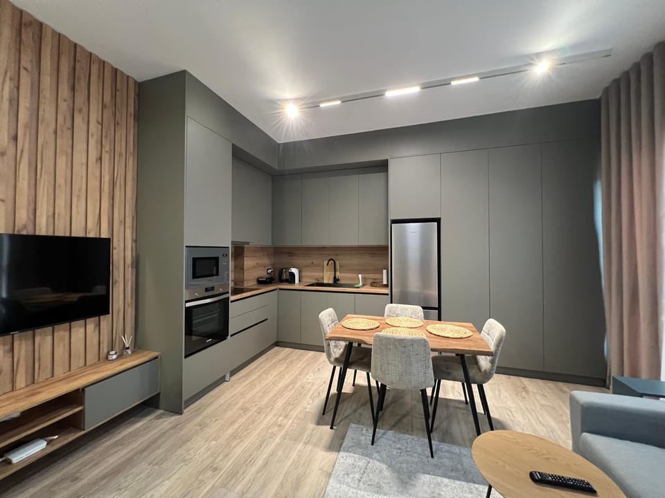 Kitchen or kitchenette, Dining area