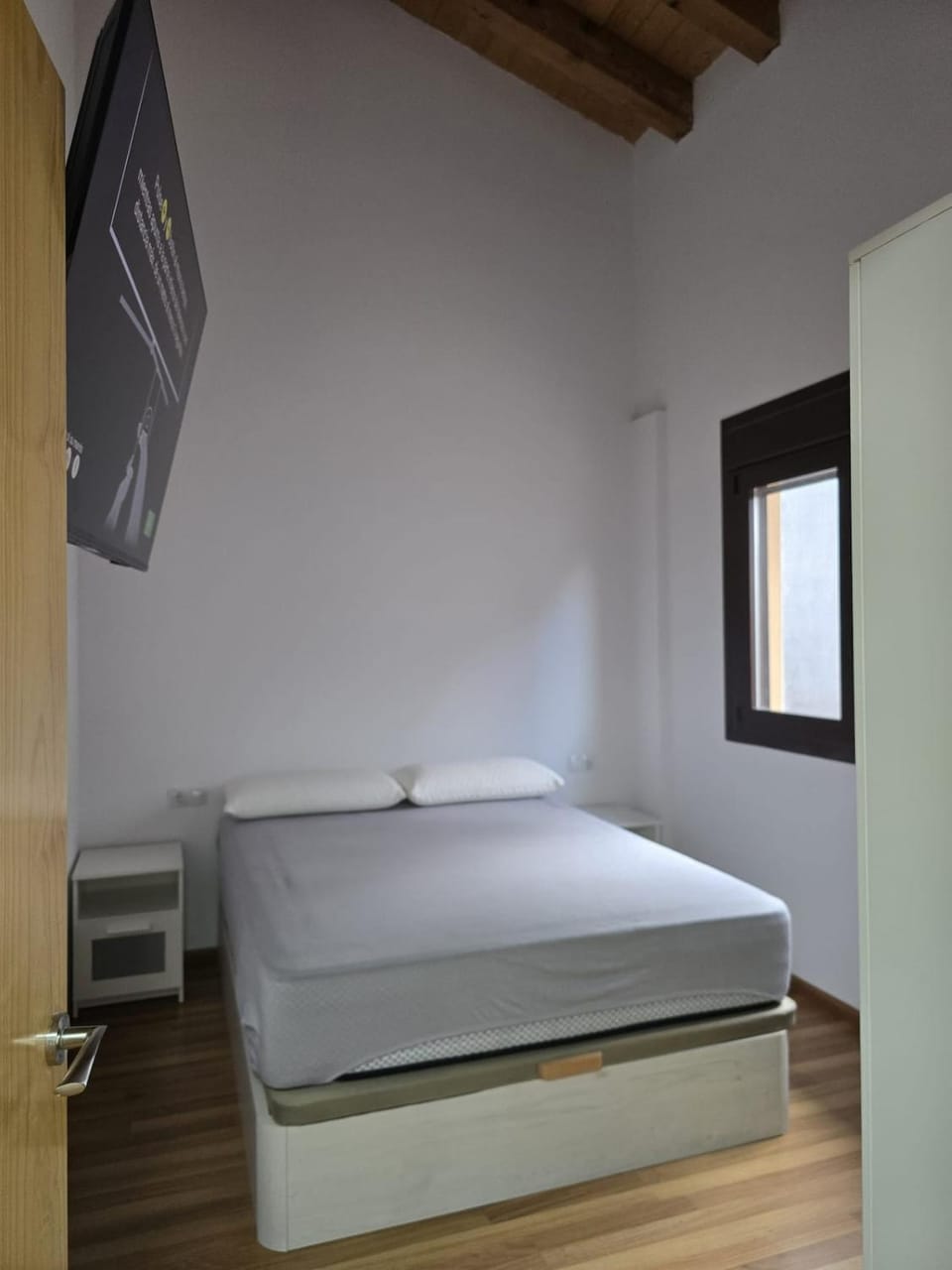 Bed, TV and multimedia, Bedroom