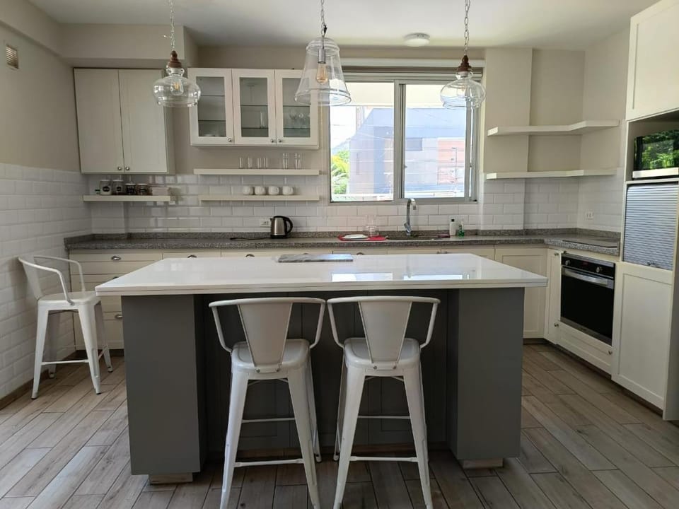 Kitchen or kitchenette, Dining area, Breakfast, microwave, oven