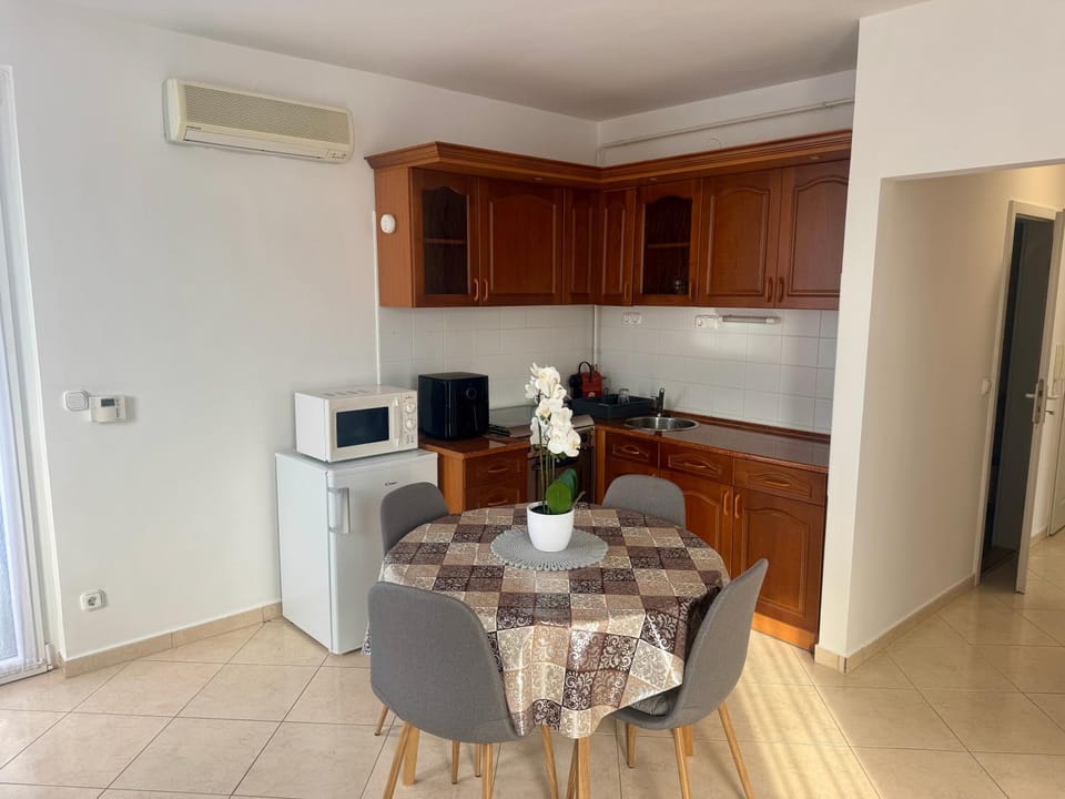 Kitchen or kitchenette, Dining area, oven, stove, toaster, air conditioner