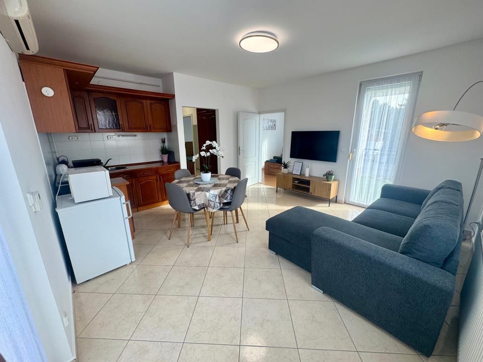 TV and multimedia, Kitchen or kitchenette, Living room