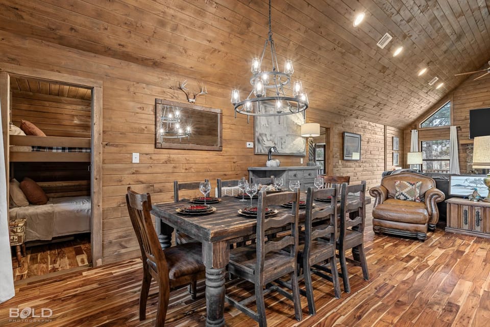 Emerald Isle Log Cabin Hot TubLakefront Cabin in Shreveport