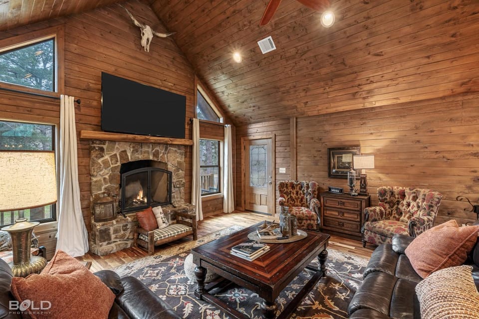 Emerald Isle Log Cabin Hot TubLakefront Cabin in Shreveport