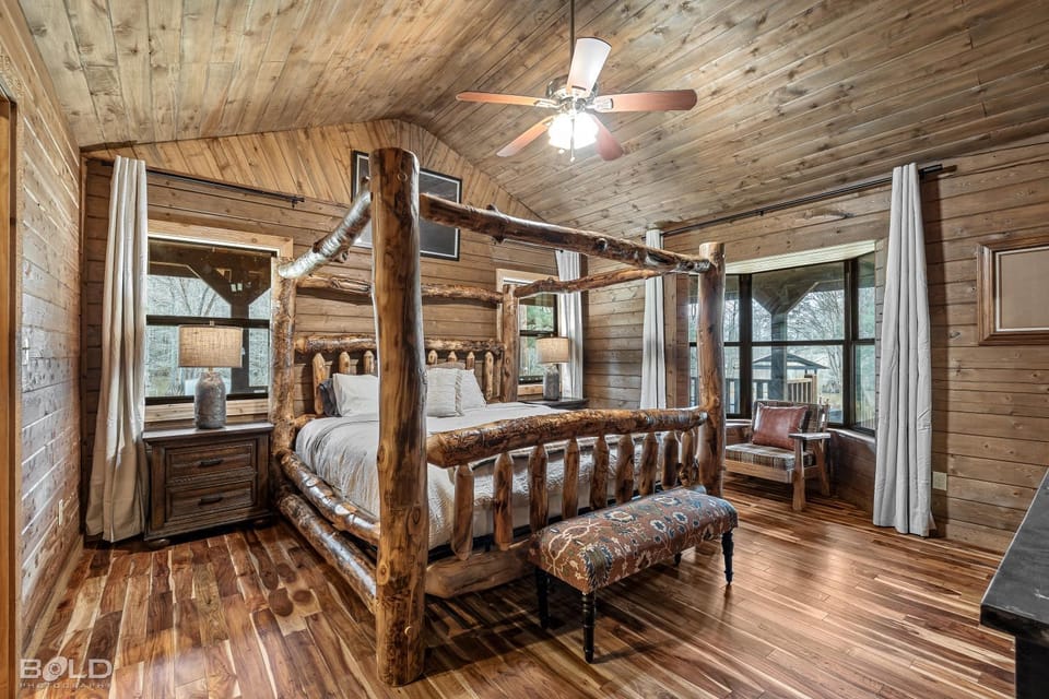 Emerald Isle Log Cabin Hot TubLakefront Cabin in Shreveport
