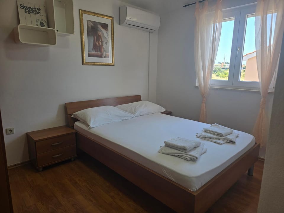 Bed, Photo of the whole room, towels, air conditioner