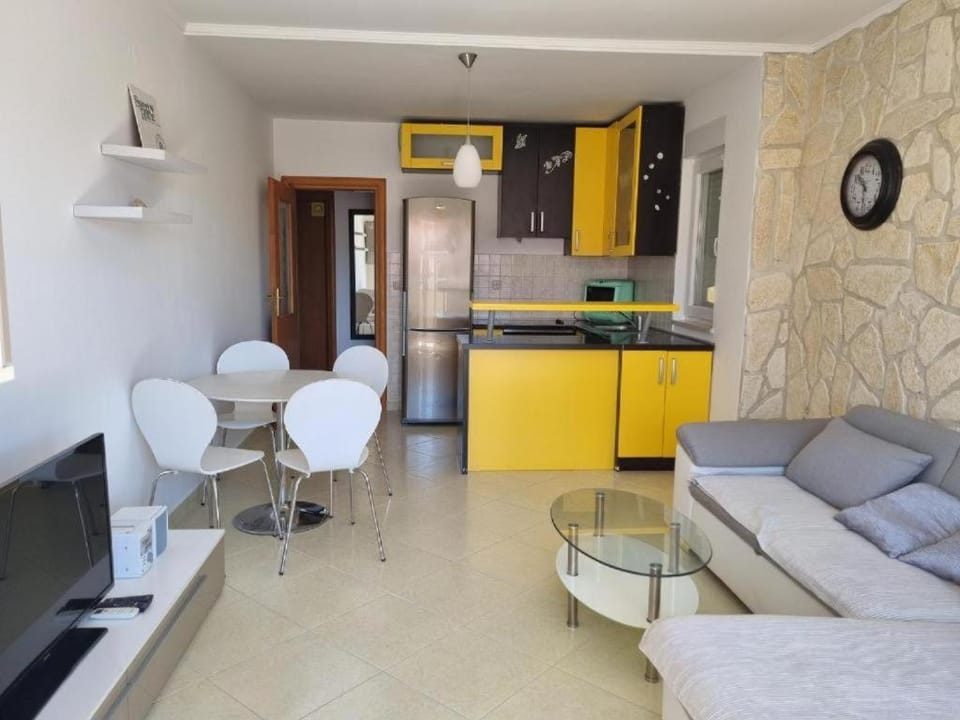 TV and multimedia, Kitchen or kitchenette, Living room, Seating area, Dining area