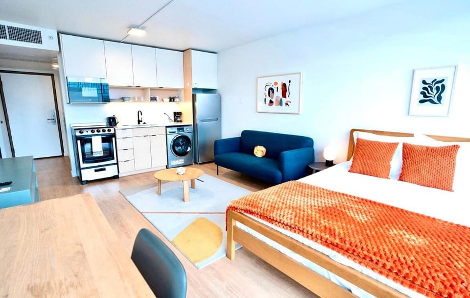 Bed, Living room, Photo of the whole room, Seating area, oven