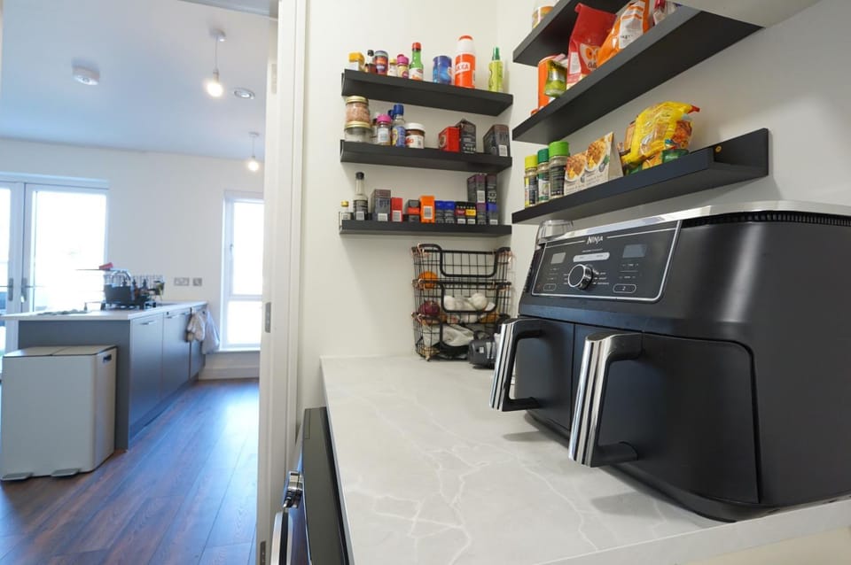 Kitchen or kitchenette, minibar, oven