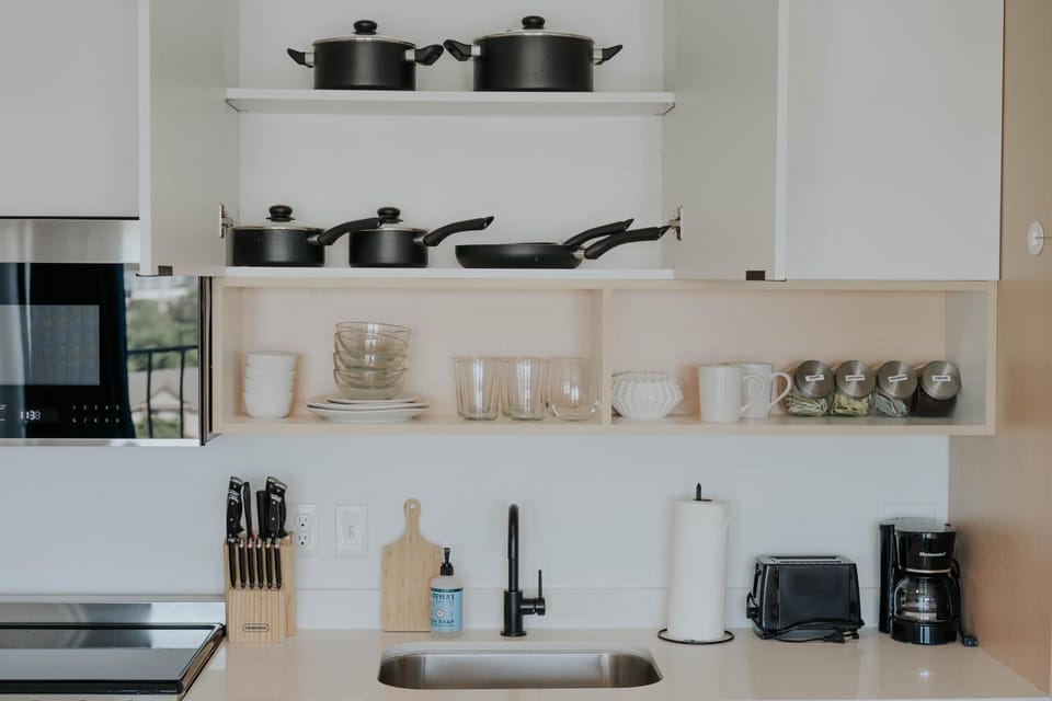 Coffee/tea facilities, Kitchen or kitchenette, stove, toaster