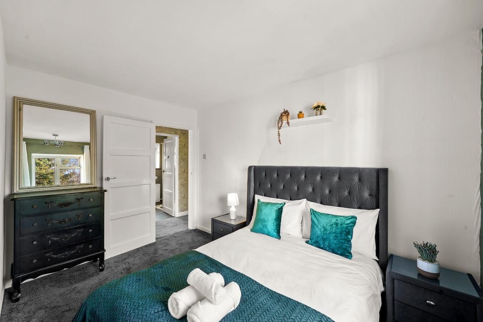 5 bedroom House for Contractors,Workers,Relocation,Insurance,Free Parking, Cottesloe House in Aylesbury