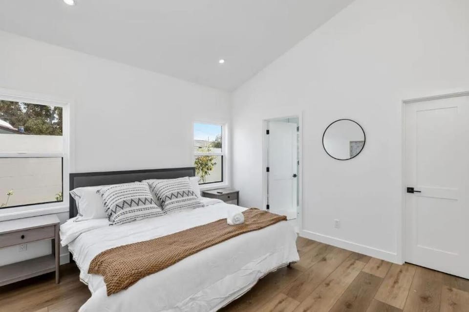 Coastal Modern 3 Bed 2 Bath, Pet Friendly House in Del Aire