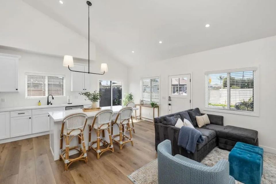 Coastal Modern 3 Bed 2 Bath, Pet Friendly House in Del Aire