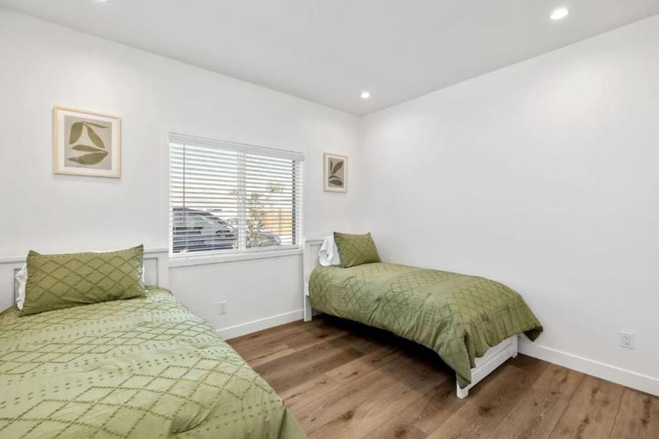 Coastal Modern 3 Bed 2 Bath, Pet Friendly House in Del Aire