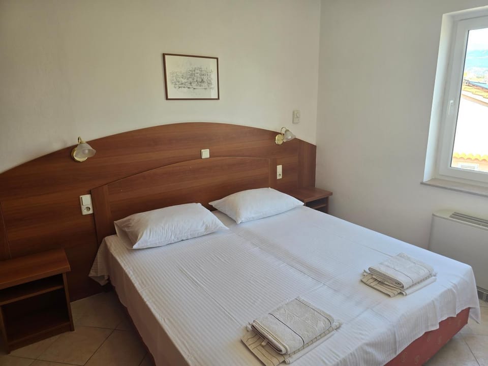 Photo of the whole room, Bedroom, towels