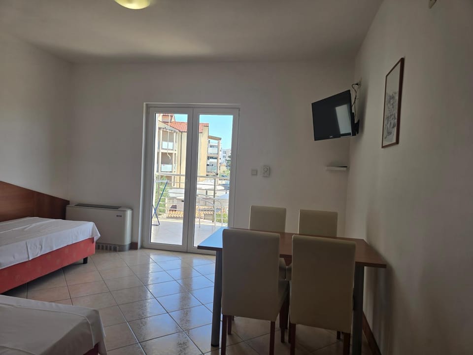 Bed, TV and multimedia, Living room, Seating area, Dining area