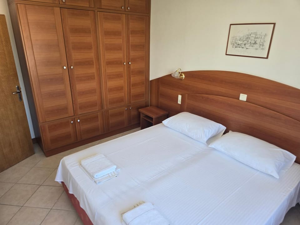 Photo of the whole room, Bedroom, towels