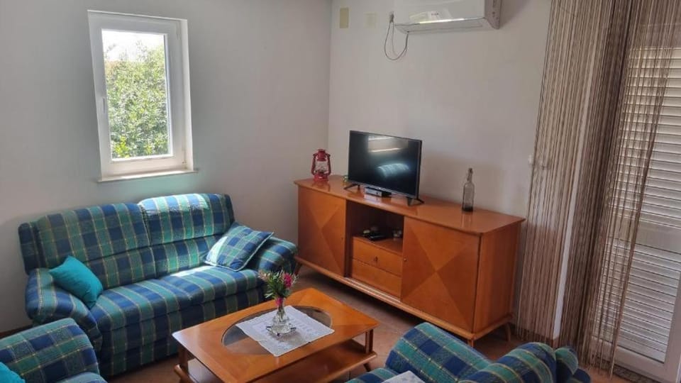 TV and multimedia, Living room, Seating area, Evening entertainment, air conditioner