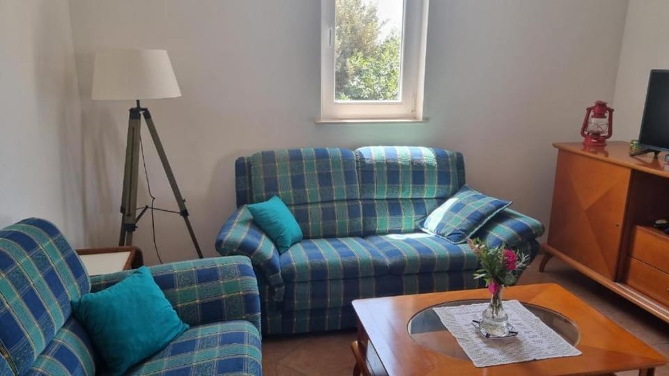 TV and multimedia, Living room, Seating area, Evening entertainment