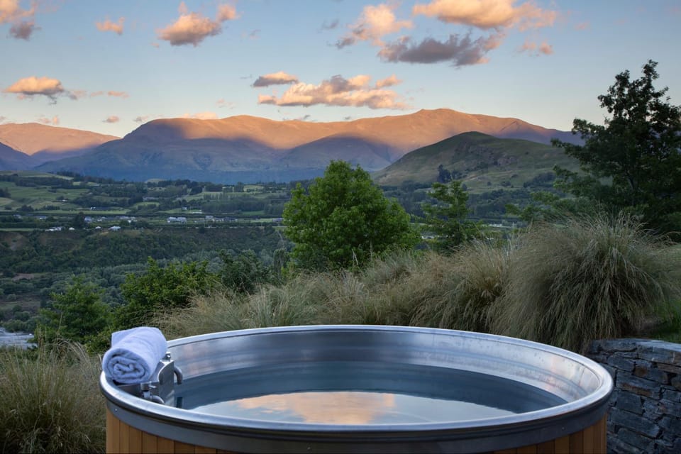 Nearby landmark, Natural landscape, Hot Tub, Mountain view
