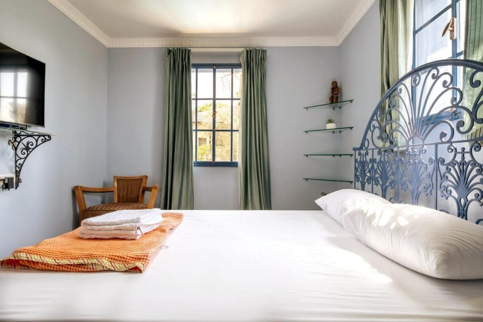 Bed, TV and multimedia, Bedroom, towels