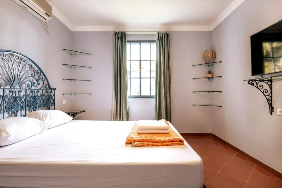 Bed, TV and multimedia, Photo of the whole room, Bedroom, towels, air conditioner