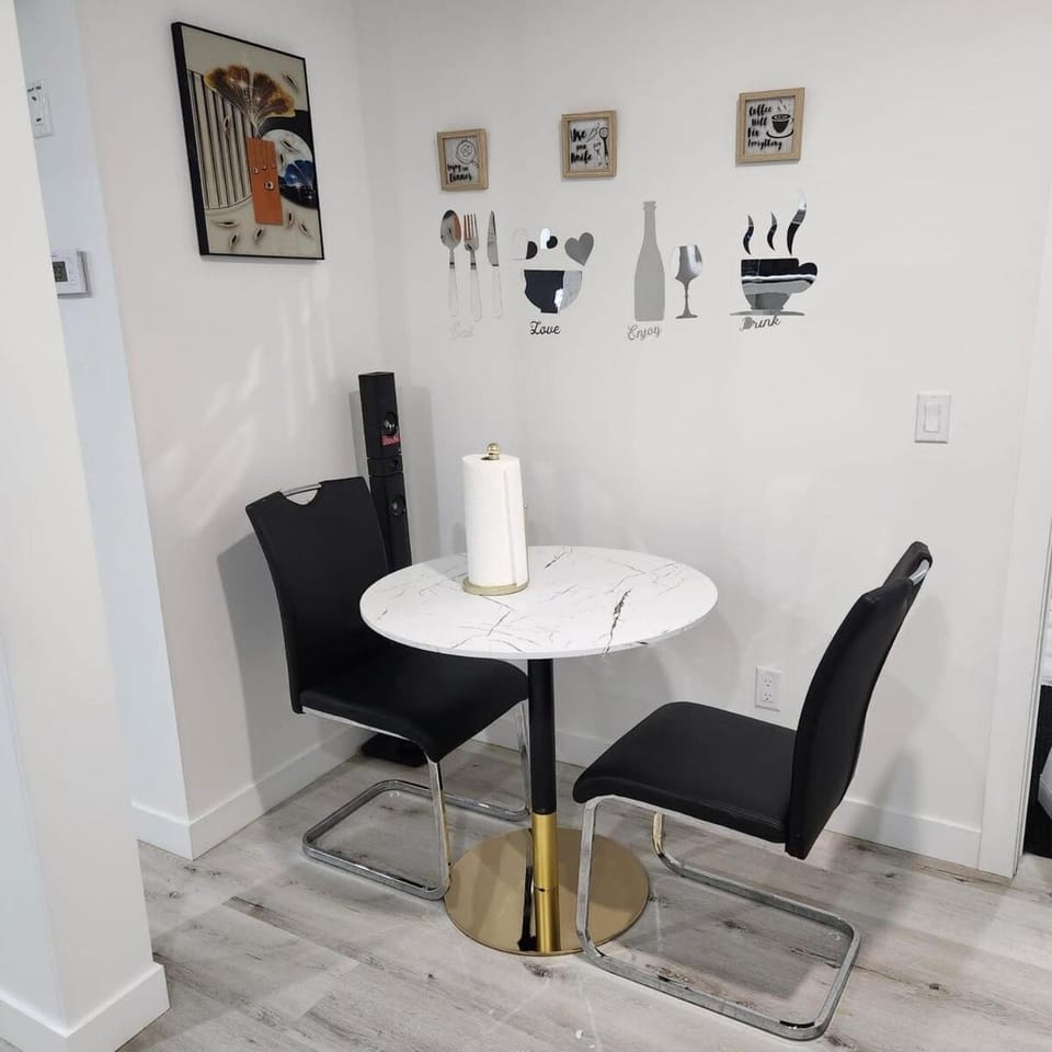 2 bedrooms luxury basement suite close to Calgary airport Apartment in Calgary