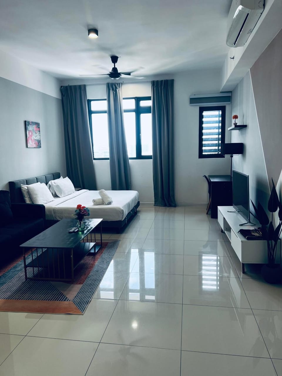 Bed, TV and multimedia, Living room, Photo of the whole room, Seating area, Bedroom, air conditioner