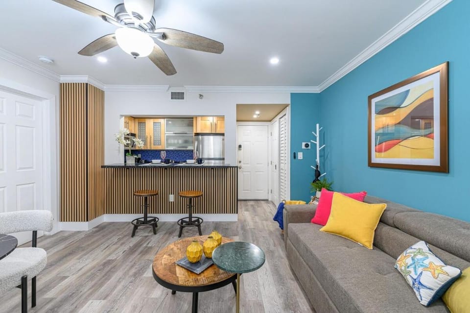 One block from beach South Beach Ocean Dr-King Bed Apartment in Flamingo Lummus